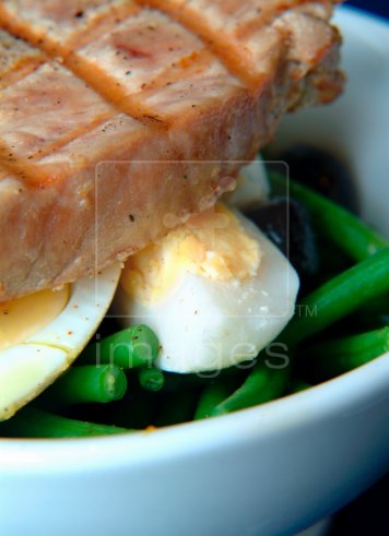 Protein salad: tuna, egg and green beans