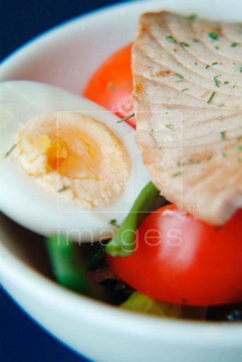Protein salad 2: salmon, tomato, egg and green beans